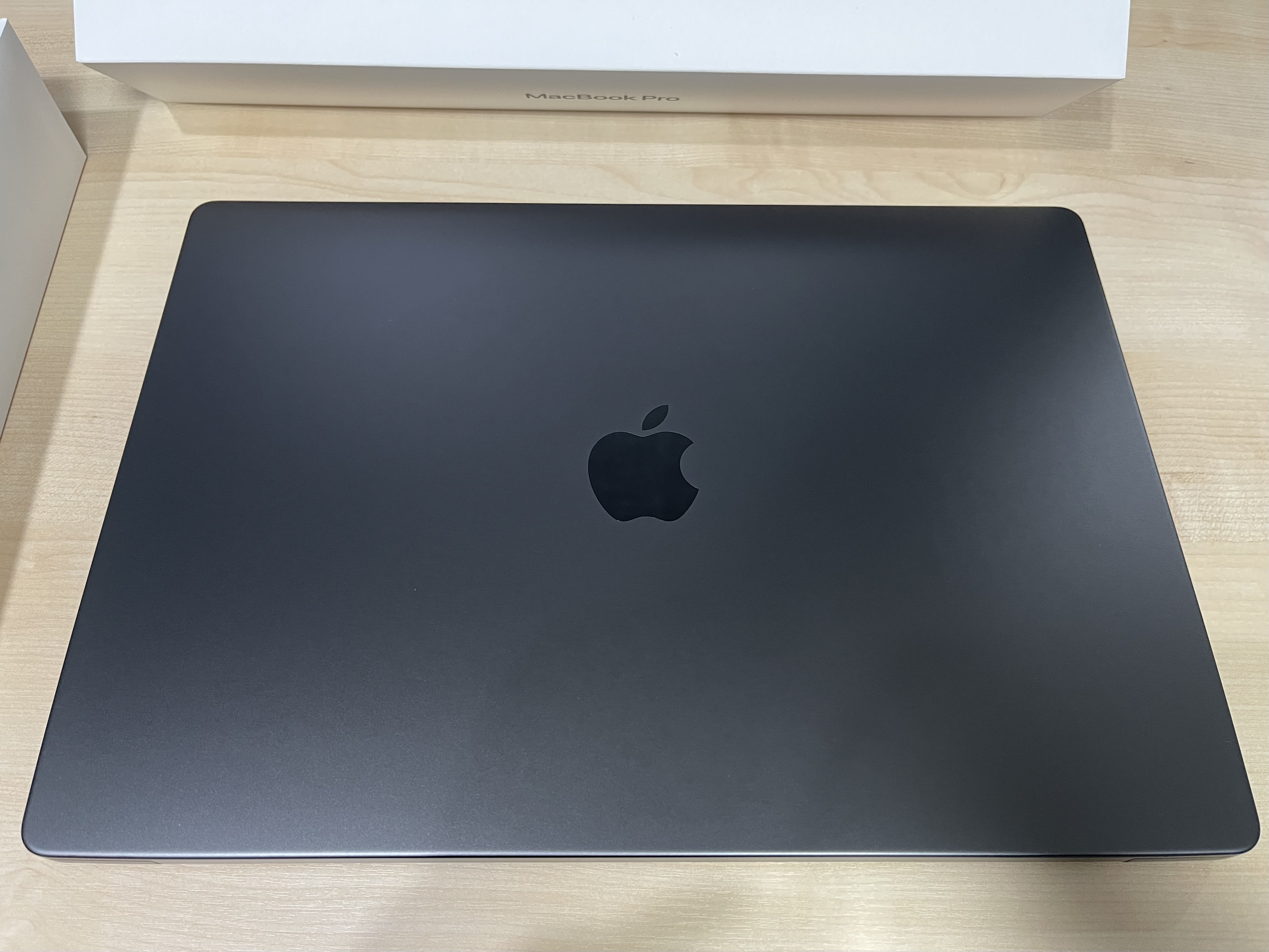 애플 M3 맥북 프로 16인치 외관