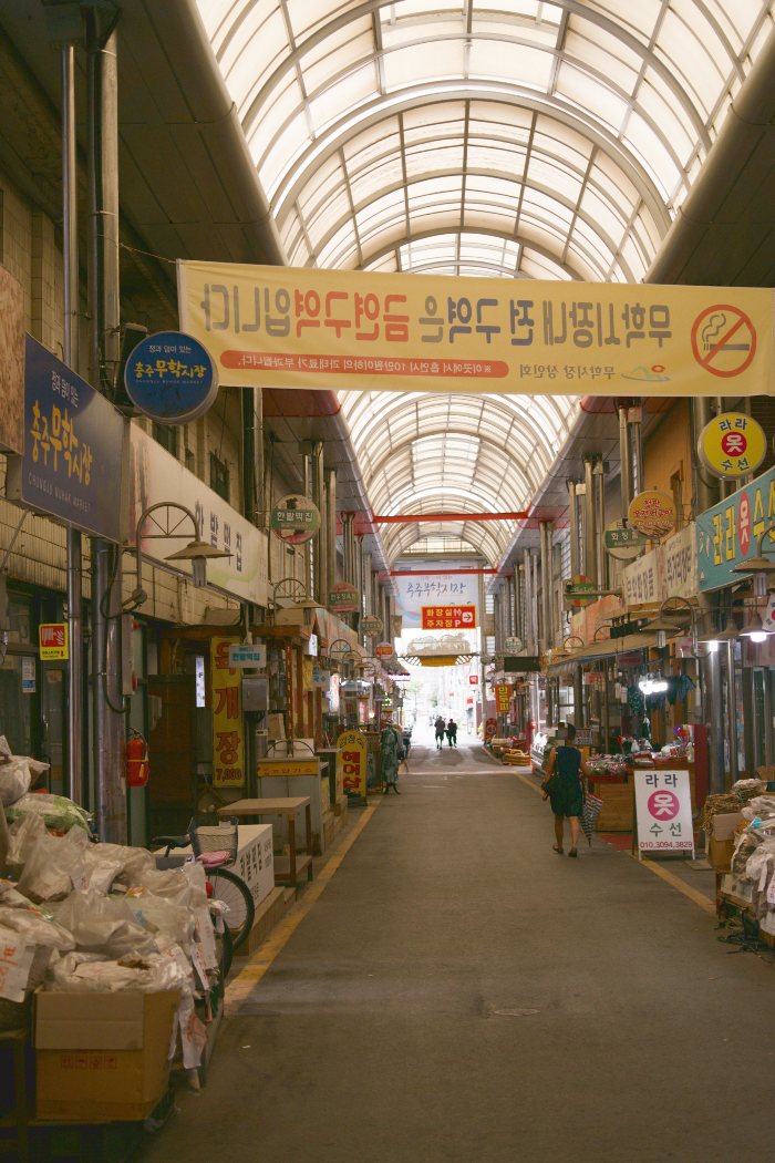 사람이 없는 한적한 시장 내부