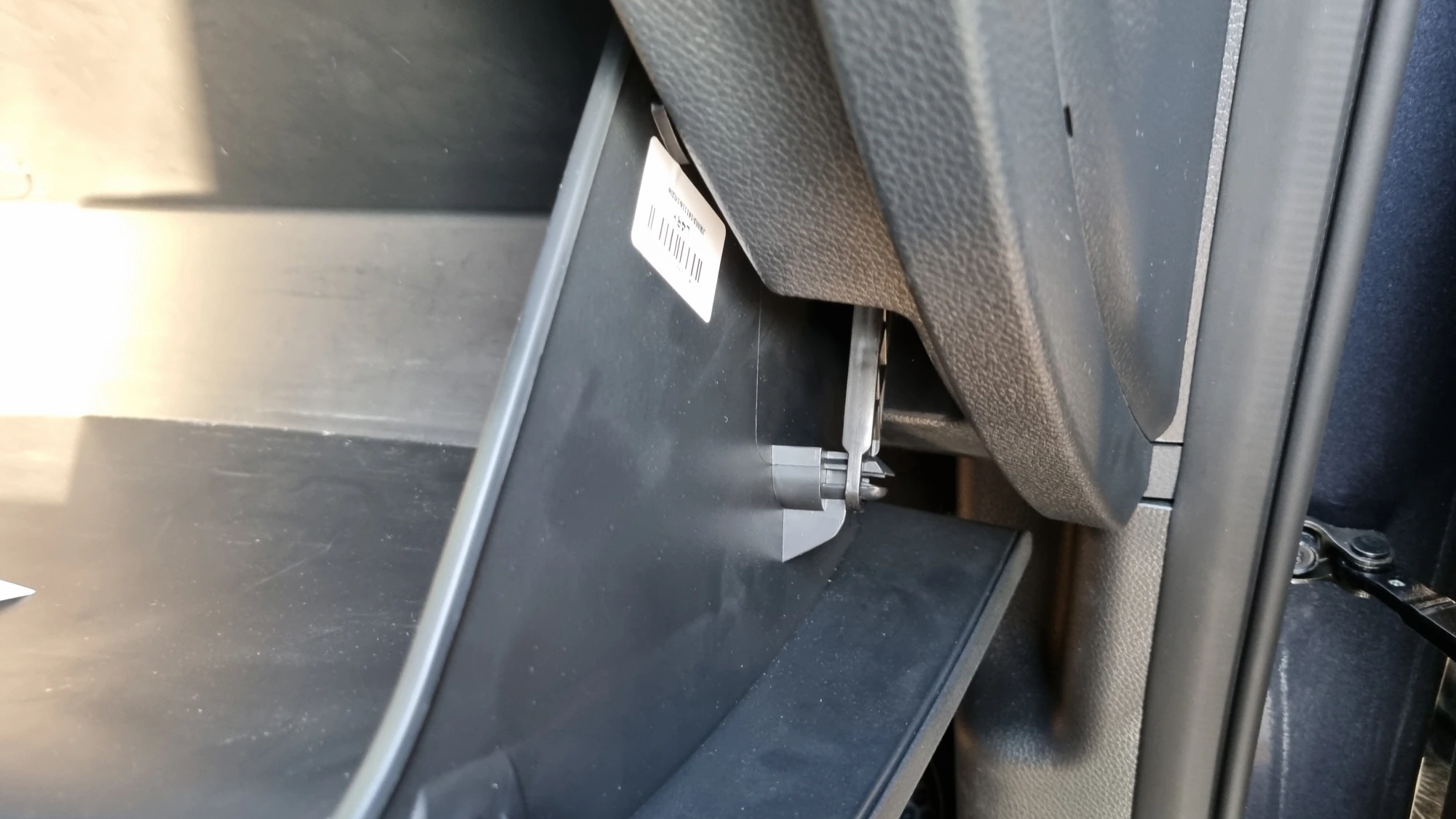 글로브박스 지지대 고리 끼운 모습