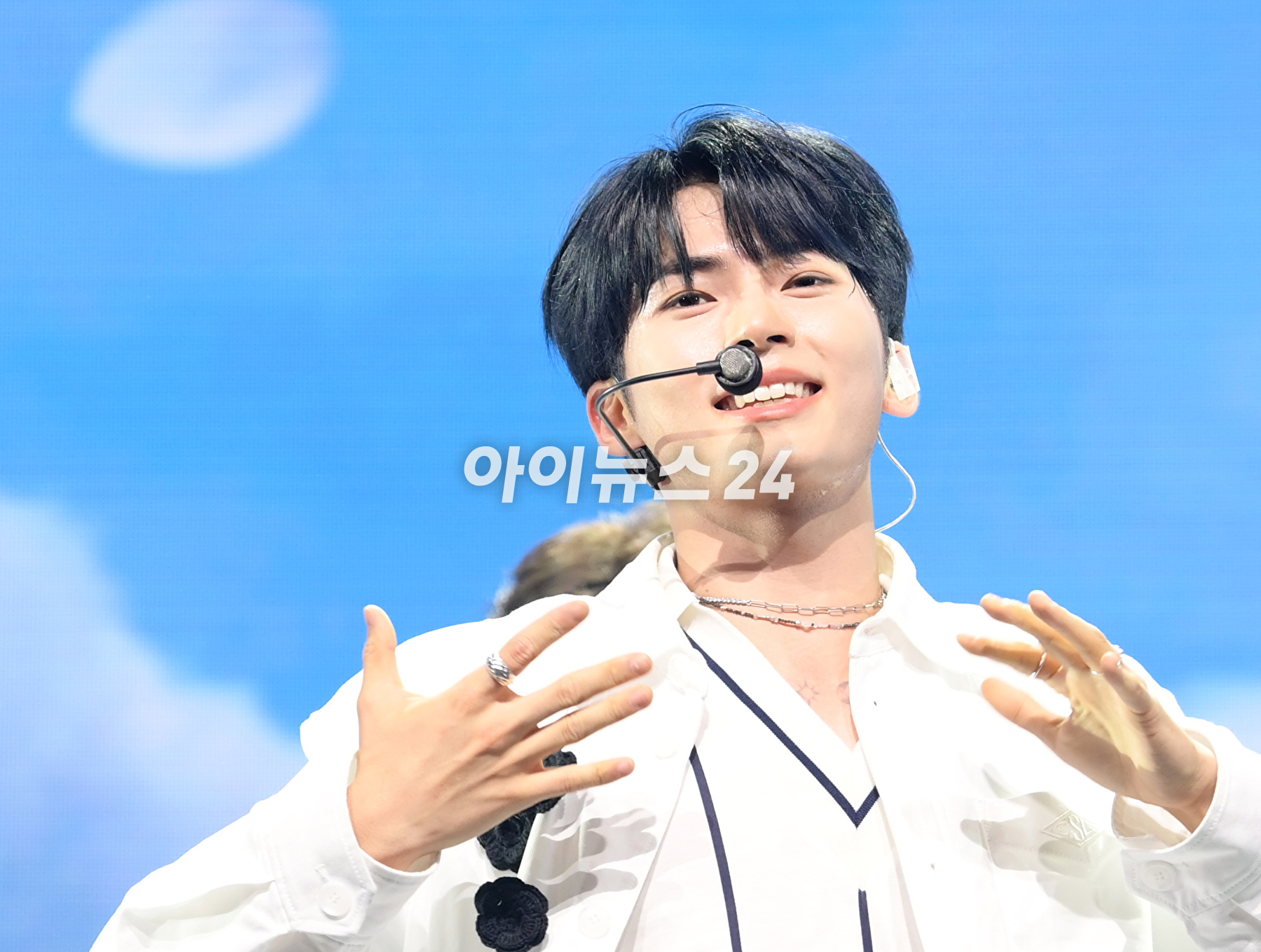 그룹 제로베이스원 성한빈이 10일 오후 서울 광진구 광장동 예스24라이브홀에서 열린 제로베이스원(ZEROBASEONE) 데뷔 쇼케이스에서 멋진 무대를 선보이고 있다. [사진=정소희 기자]