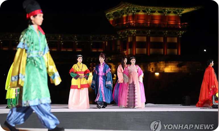 월정교 아래 한복 패션쇼 [사진=연합뉴스]