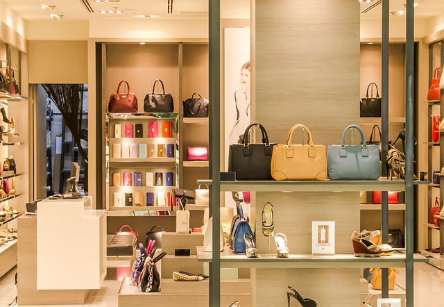 many handbags are displayed in the shelf.