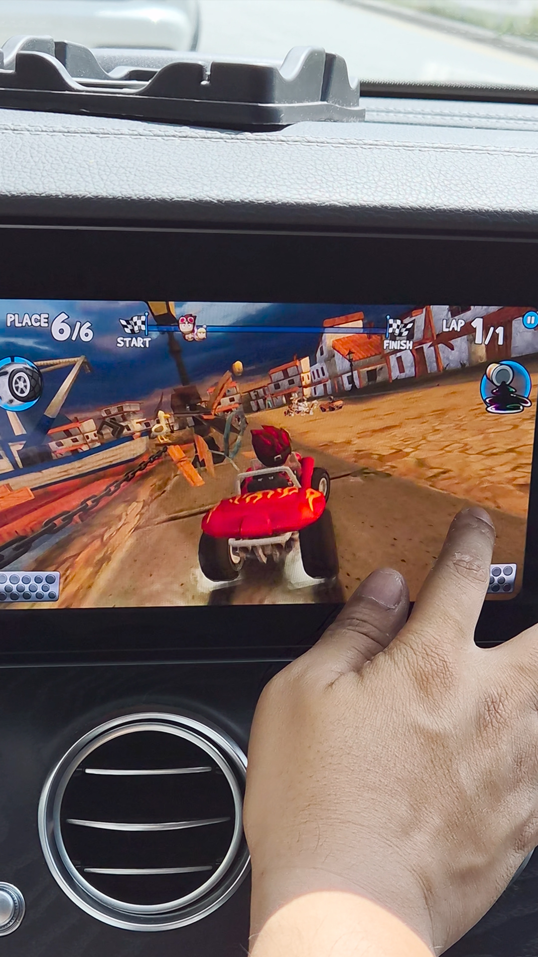 Beach Buggy Racing 레이싱 화면&amp;#44; 플레이어가 코너를 돌며 다른 차량과 경쟁하는 장면