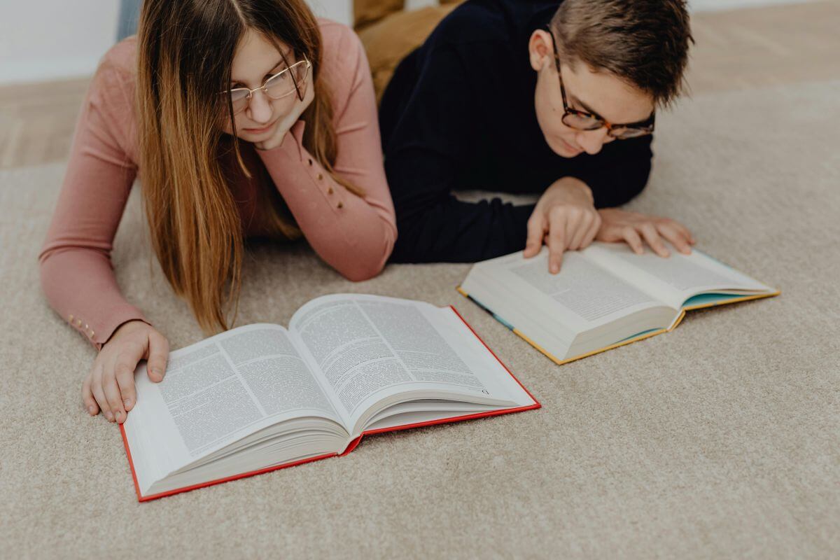 책을-읽고-있는-아이들