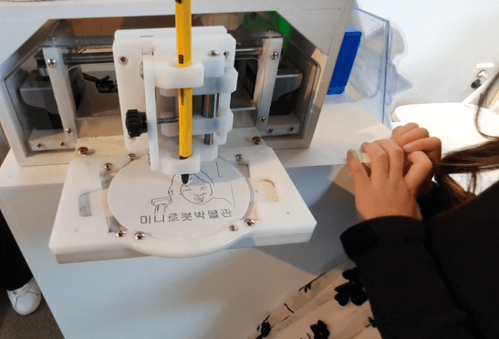 로봇박물관-그림그려주는-기계