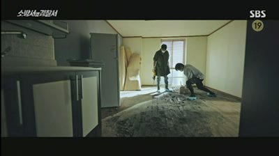 집 마루를 뜯어내고 있는 김래원 입니다.