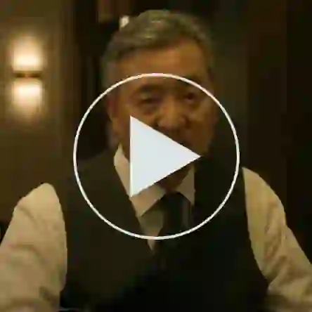 고급스런 레스토랑에서 정장을 입고 식사를 하는 강일구 회장