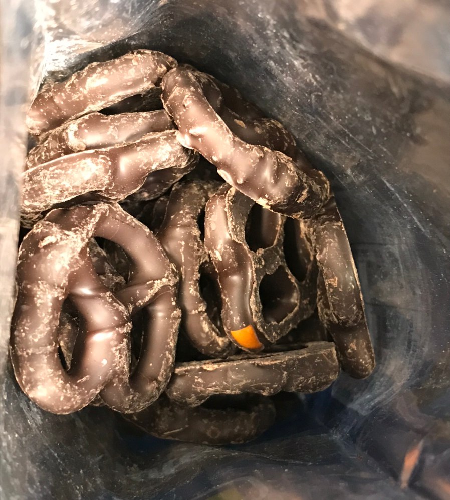 다크초코 프레첼 봉지 안을 찍은 것