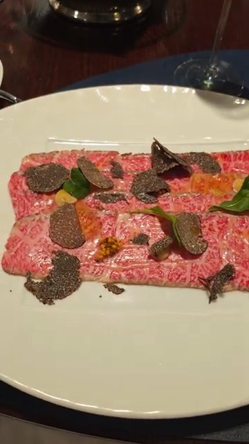 한우 카르파치오. 트러플을 아낌없이 올려줘요.
