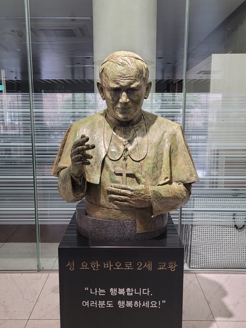 사진은 서울 논현동성당 안에 있는 성 요한 바오로 2세 교황(축일 ; 10월 22일) 흉상입니다.