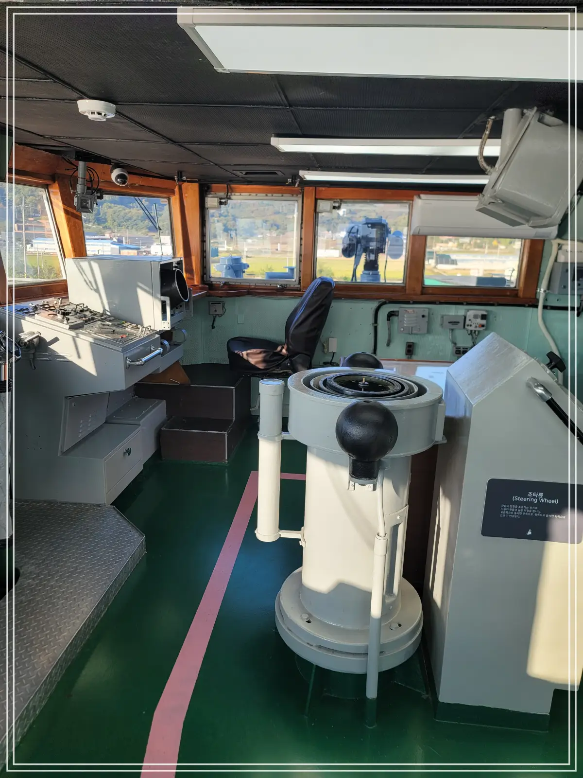 마산함-조타실-내부-우현