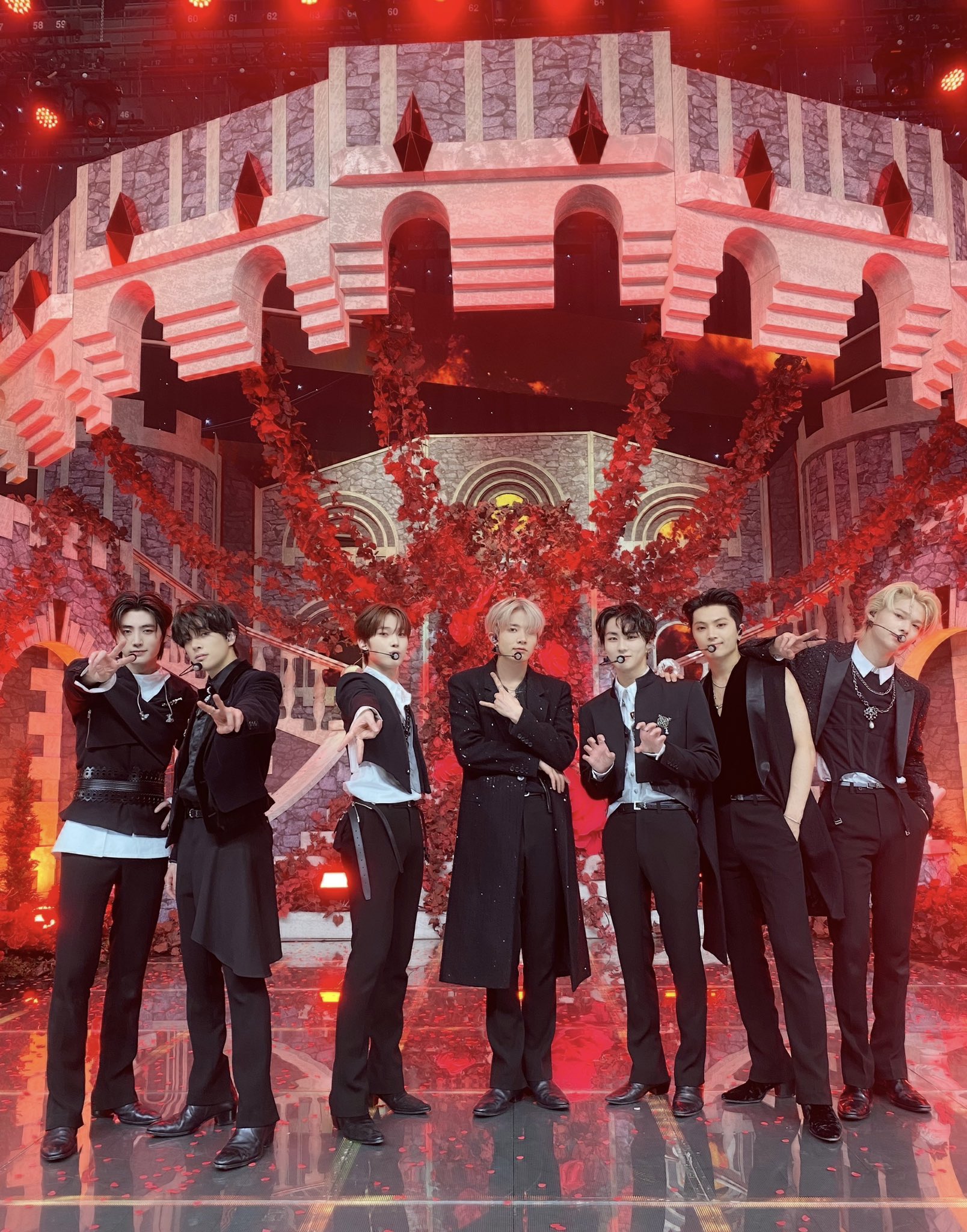 NewJeans / LE SSERAFIM / ENHYPEN / TXT