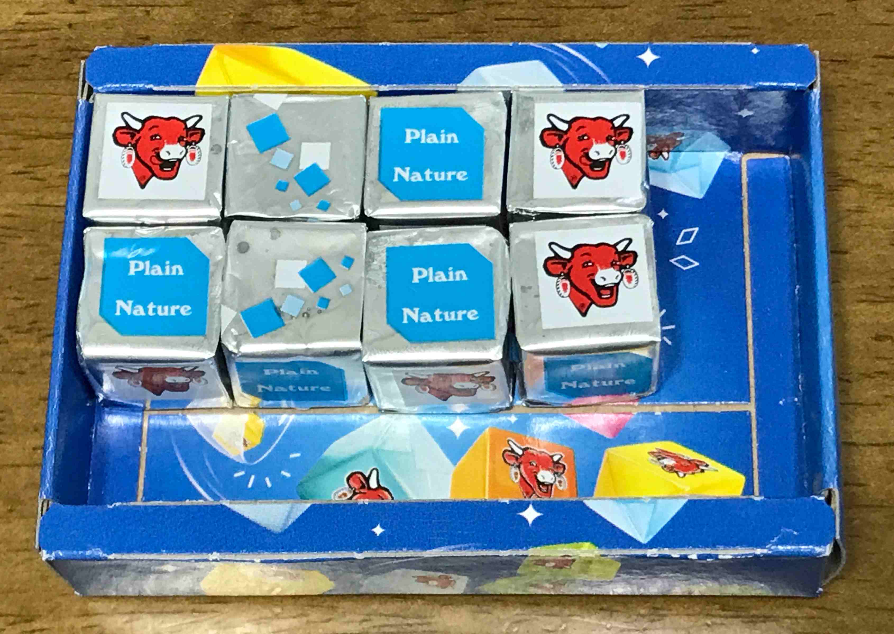 은색 포장지에 개별포장된 벨큐브 치즈