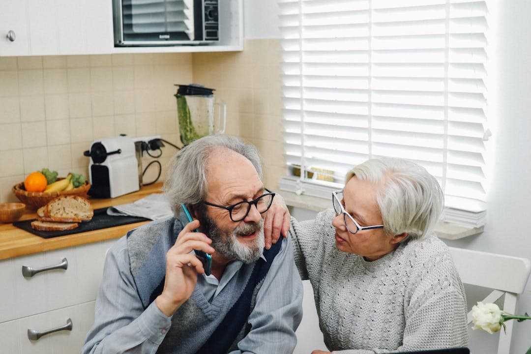 노인장기요양 등급 상담 중인 어르신 부부의 일상