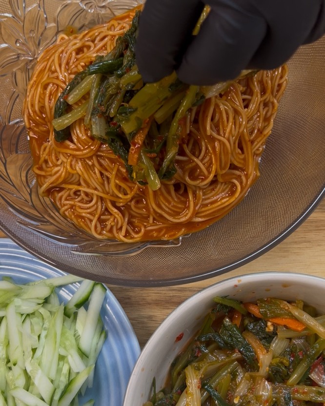 열무김치를 비빔국수 위에 얹기