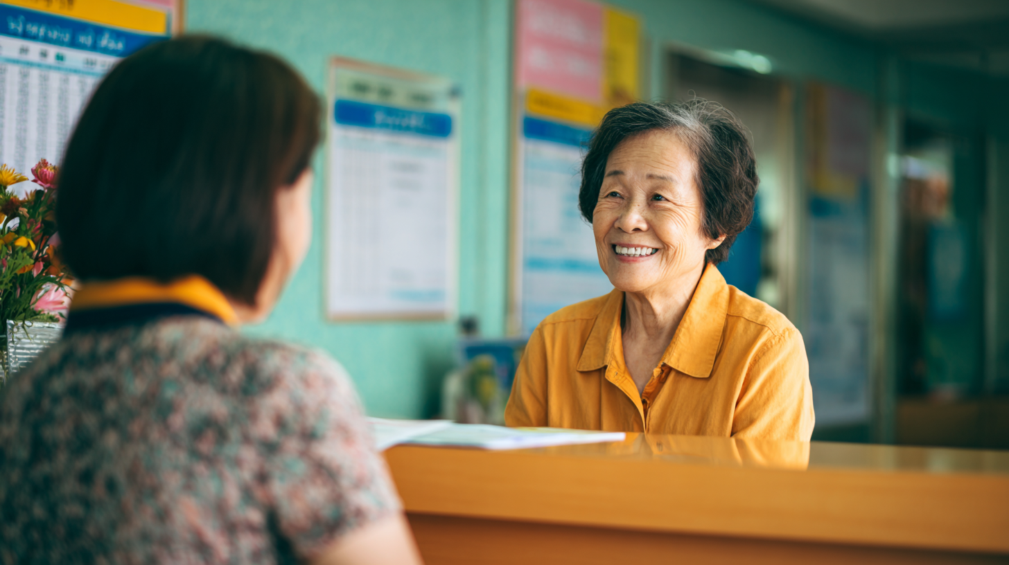 지역 소상공인지원센터에서 상생페이백 신청 지원을 받는 한국 중장년 여성과 도와주는 직원의 모습