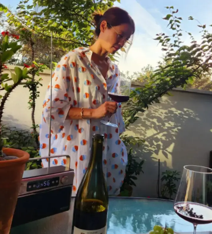 배우-김지호-와인잔-들고있는-사진