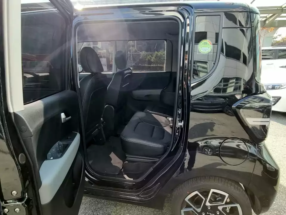 더 뉴 레이의 뒷좌석을 연 모습입니다.