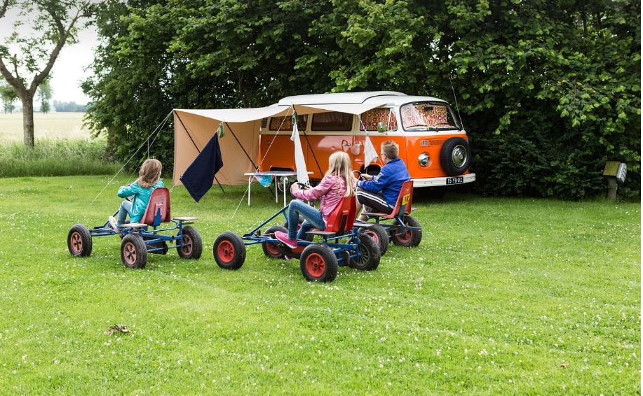 봄철 캠핑하는 모습입니다