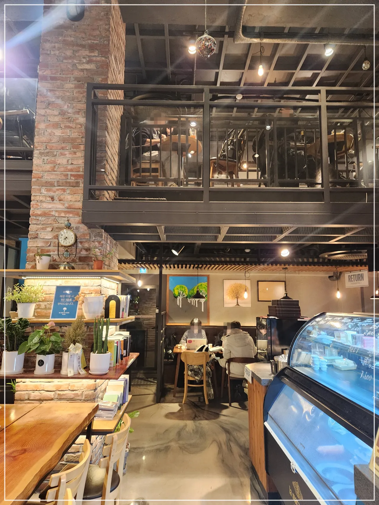 샤로수길-라치몬트-2층-좌석들