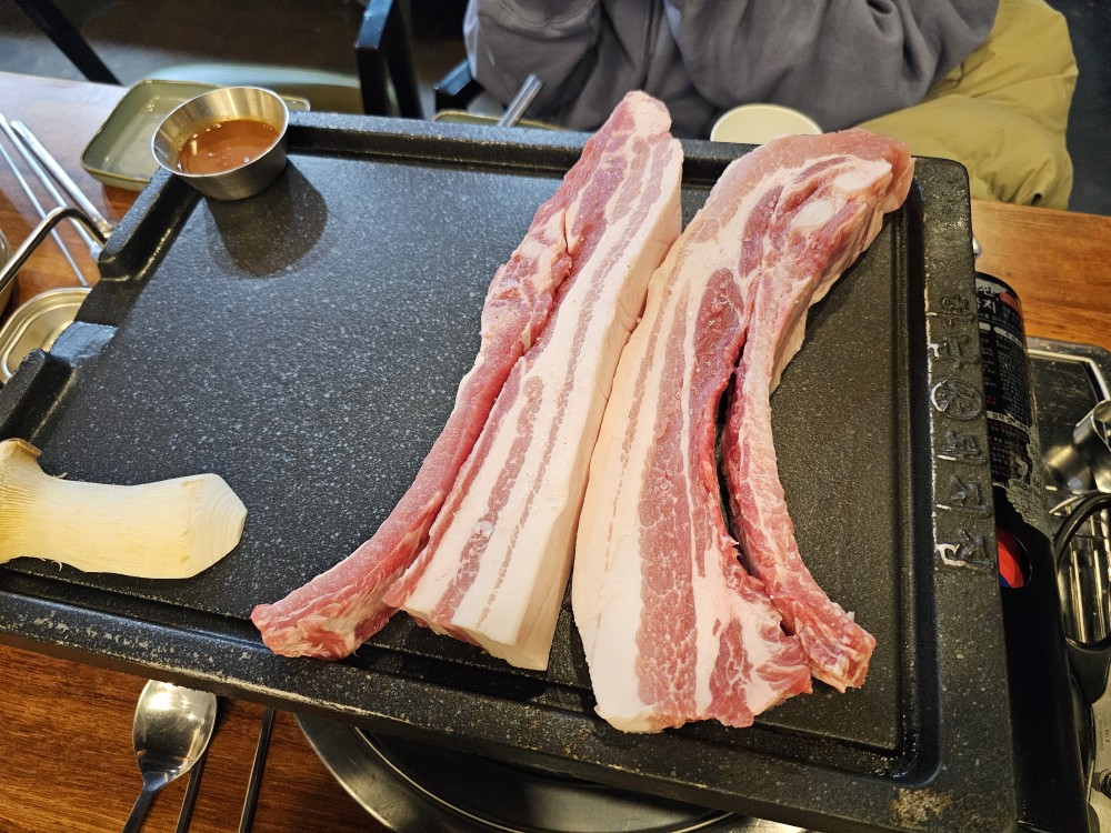 뼈삼겹