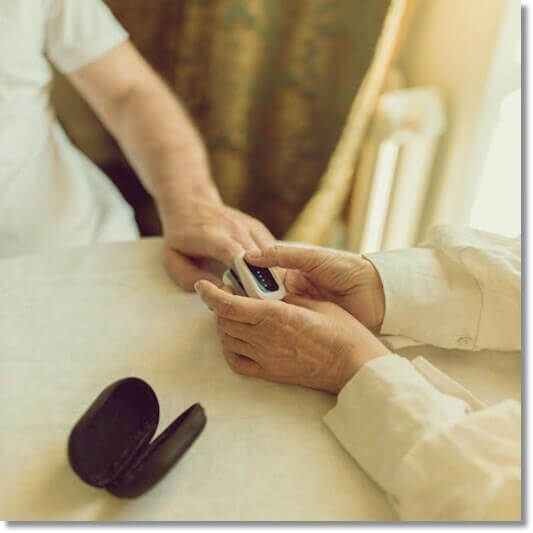 산소 포화도 검사하는 심장병 환자