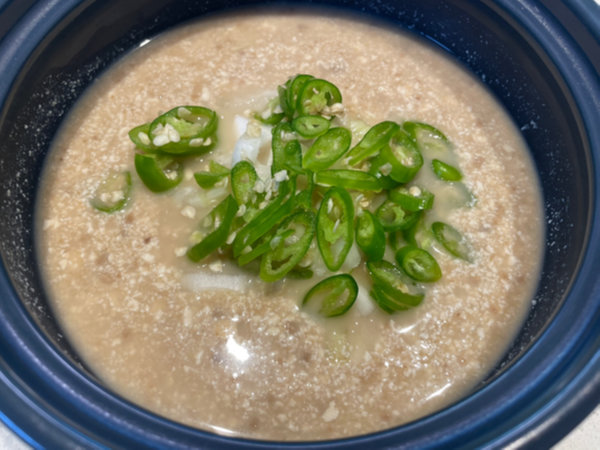 청양고추 슬라이스 해서 뚝배기에 담기