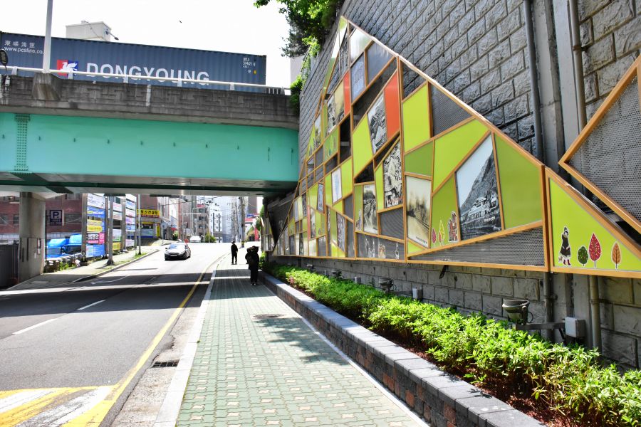 동구의 역사를 사진으로 보여주는 벽화