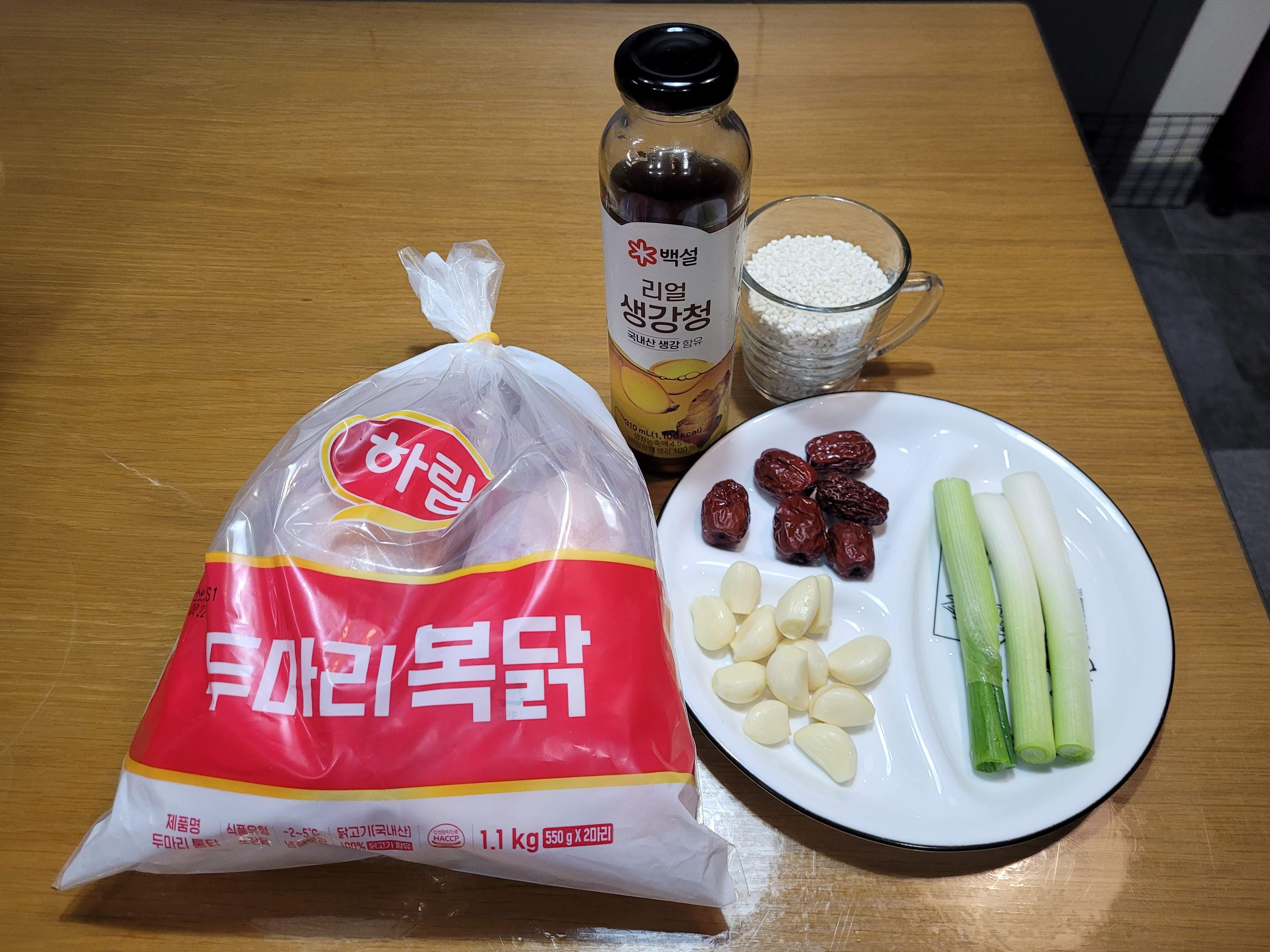 손질된 소형 닭과 찹쌀, 마늘, 대추, 대파, 생강청까지 준비한 재료