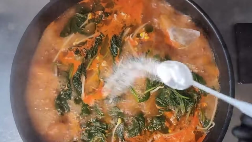 국물에 조미료를 넣는 장면