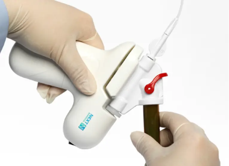 흰바탕 투명색 니트릴 장갑을 끼고 흰색 총모양 기계를 들고 조작하는 모습