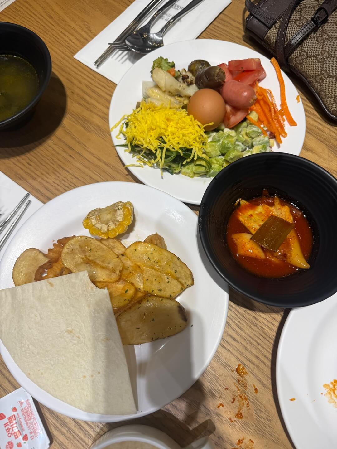 켄싱턴리조트 경주 조식으로 담아온 샐러드와 따뜻한 메뉴
