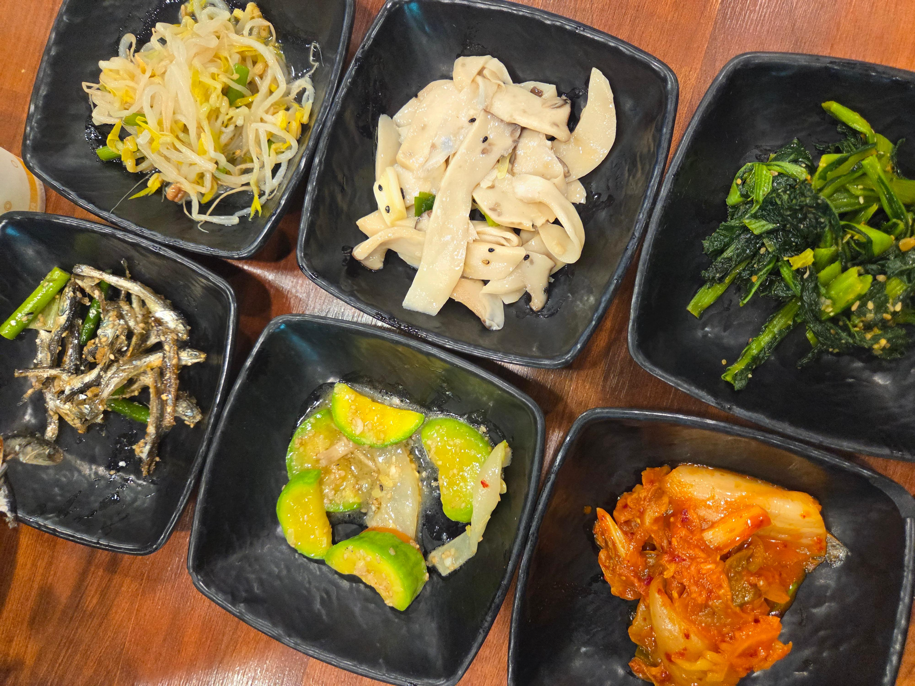 정갈하게 나열된 신화정 식당의 다양한 밑반찬