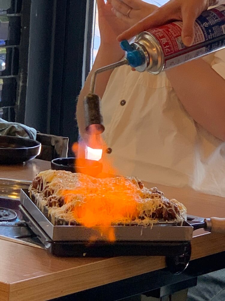 토치로 녹여지는 치즈