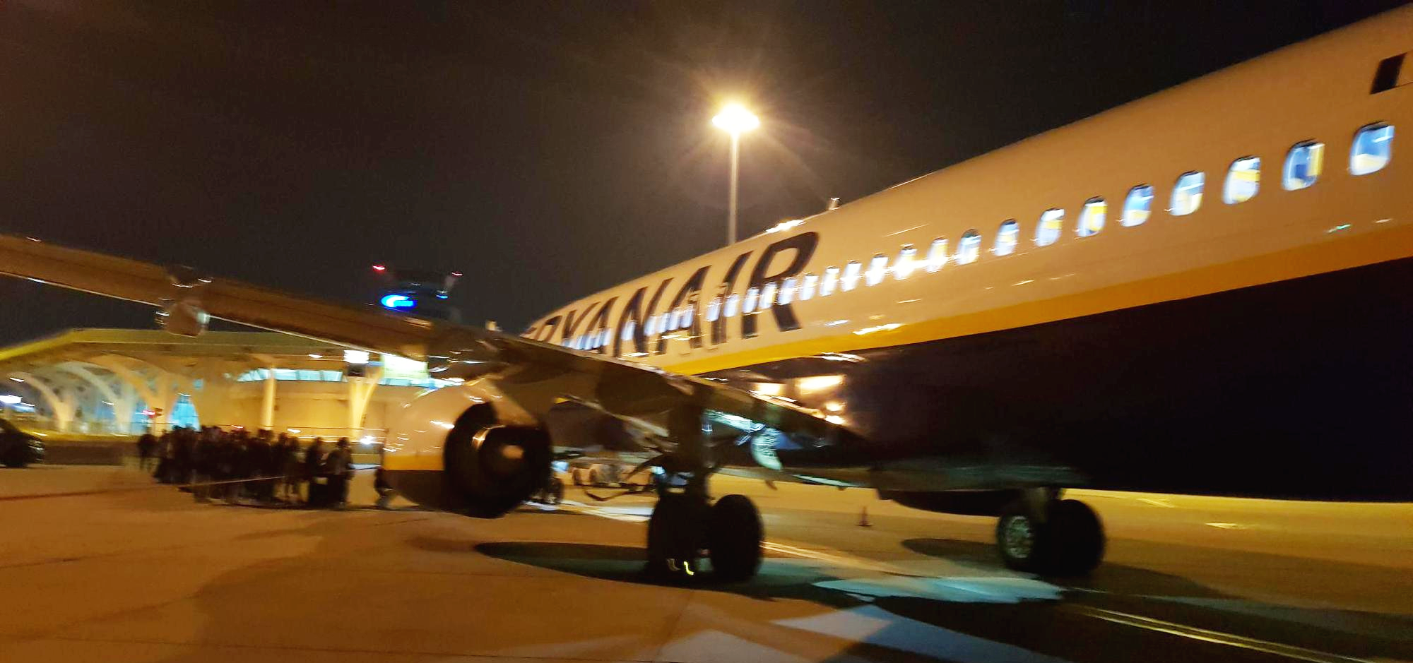 포르투갈 포르토 공항 라이언에어 여객기 밑에서