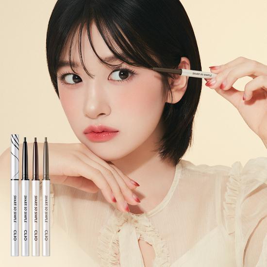 펜슬 아이라이너를 들고 포즈를 취하는 모델