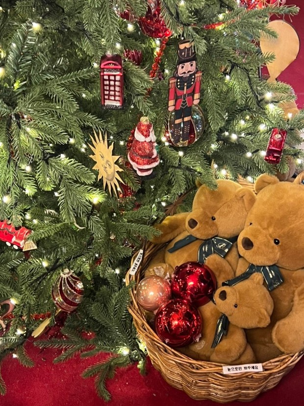 서울 더현대 백화점에서 크리스마스를 기념하여 일명 '크리스마스 빌리지'를 만들어 놓은 플레이스 사진이다.