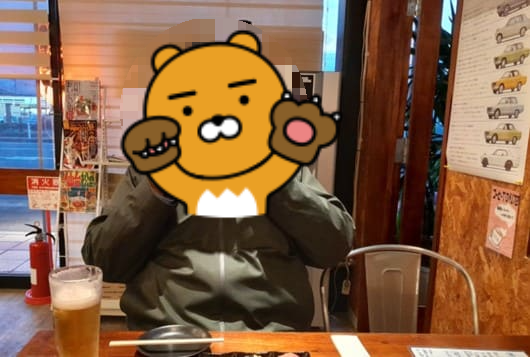 의자에 앉아 있는 남성