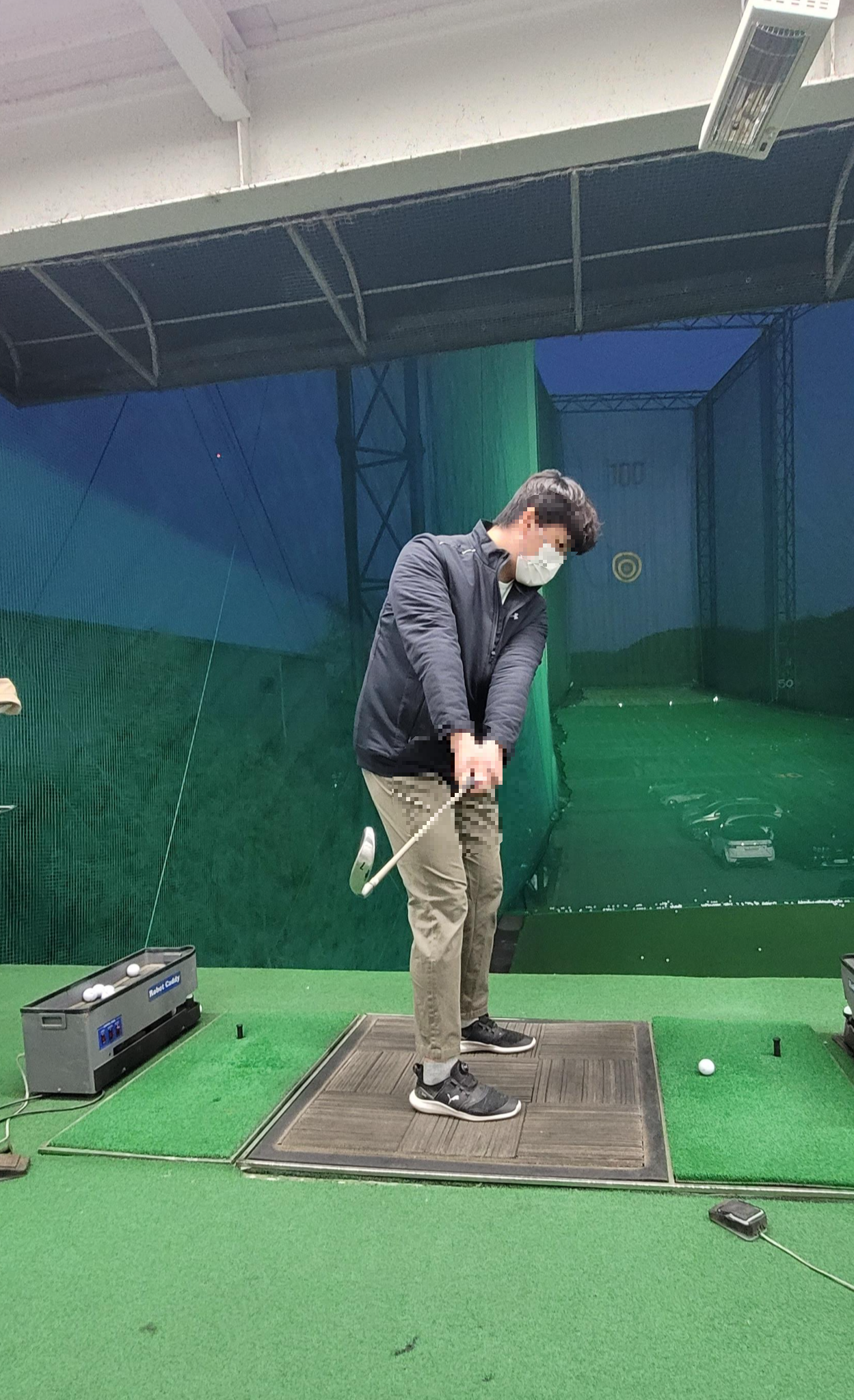 몸 앞쪽 카메라 각도로 찍은 골프 측면 스윙 사진