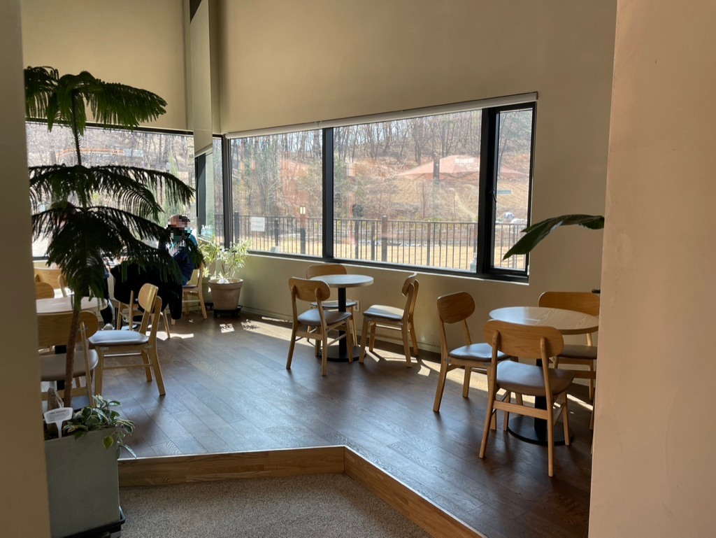 카페 엘토브 1층 좌석