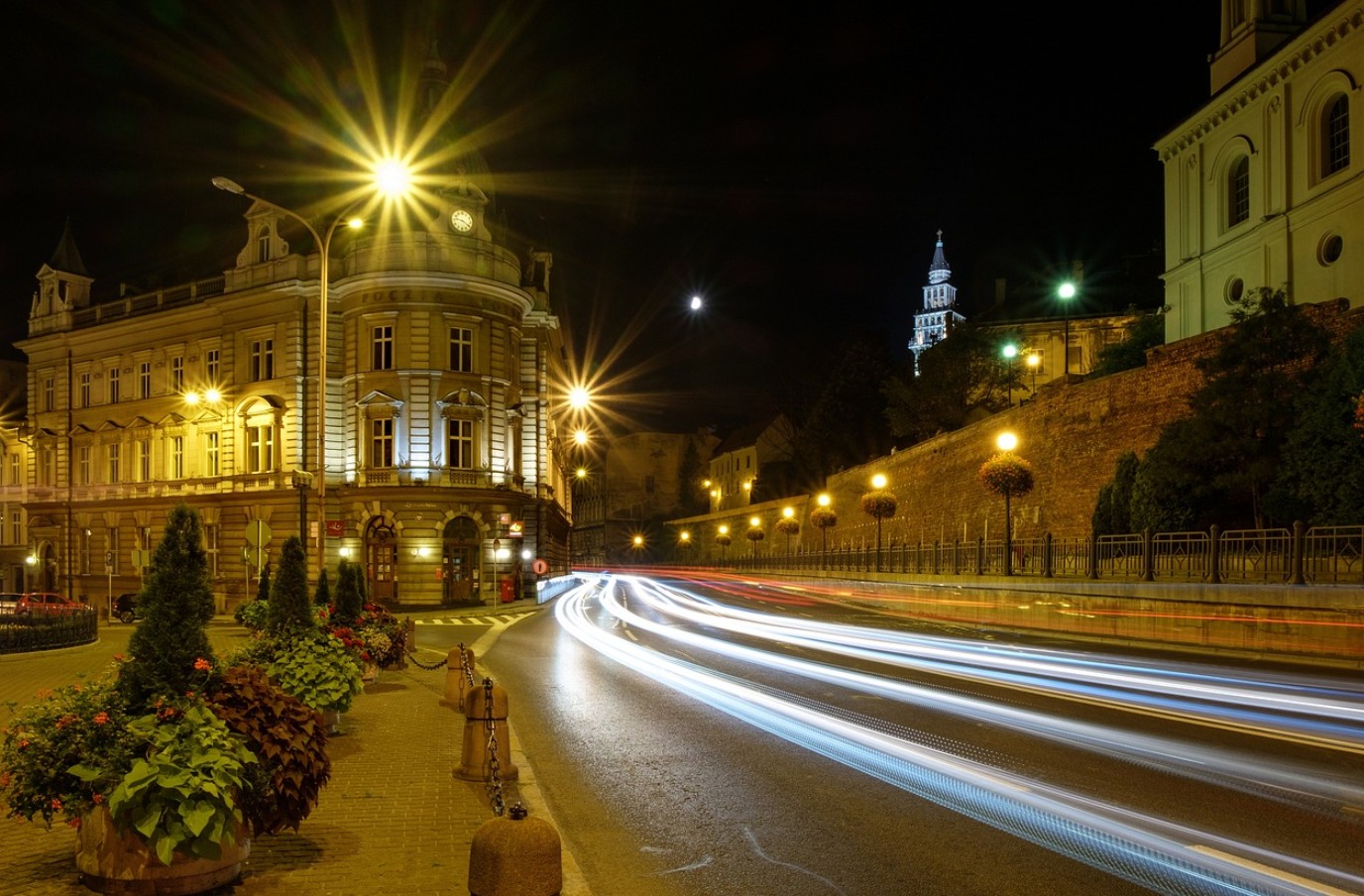 일정한 간격으로 조명이 설치되어있는 거리
