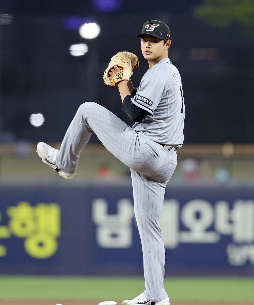 투구하는 문동주