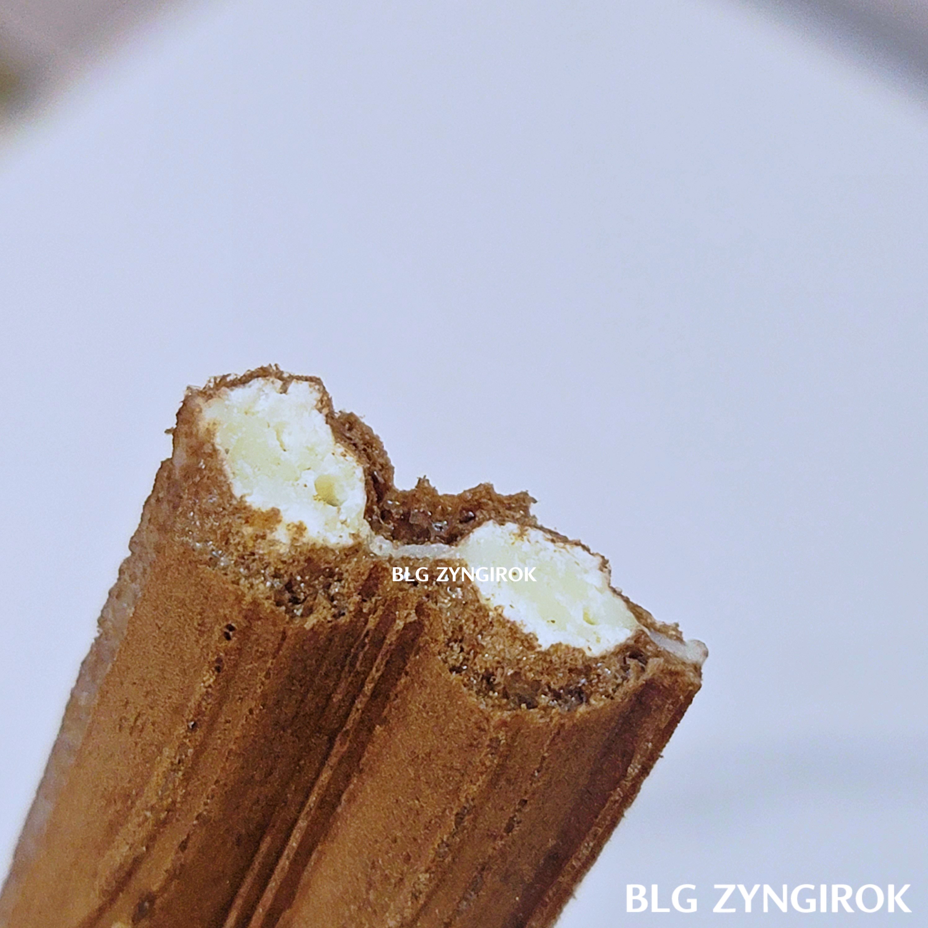 노브랜드 블랙웨이퍼를 한 입 베어문 단면 모습이다.