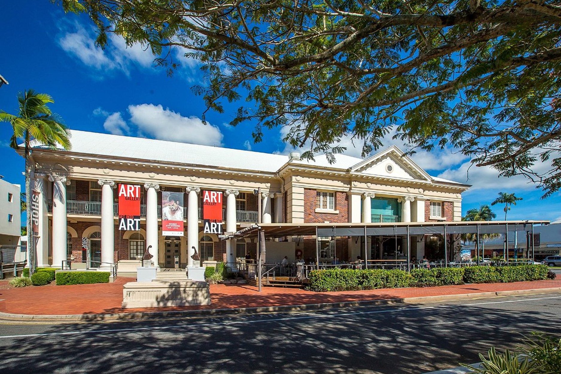 Pullman-Tropical-Art-Gallery