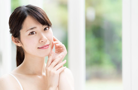 피부가 아름다운 여성.