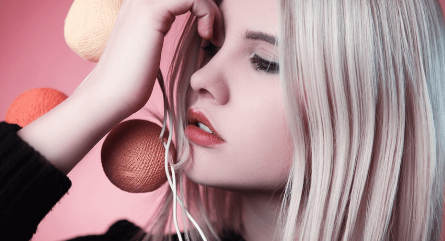 머리카락이 빠지는 이유를 확인하고 아름다운 금발 머리를 유지하고 있는 여성