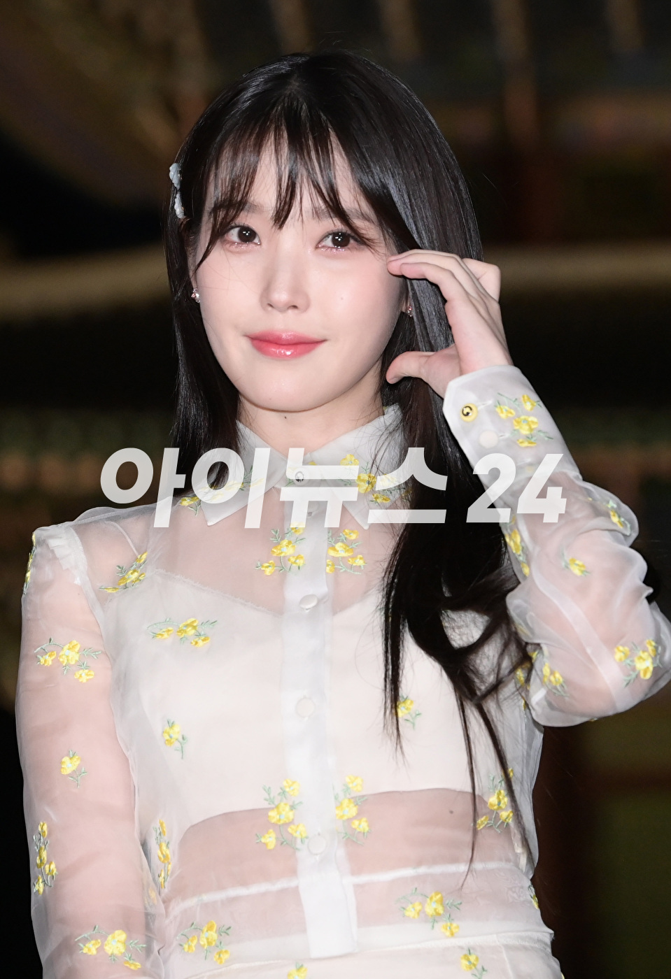 '눈부신 미모의 기부천사'</b> 가수 겸 배우 아이유가 16일 오후 서울 경복궁에서 진행된 구찌(Gucci) 2024 크루즈 패션쇼에 참석하고 있다. [사진=정소희 기자]