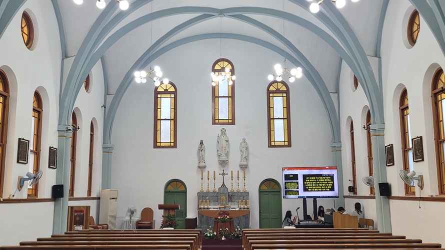 울산 언양성당 성전 안 제대, 제단, 십자가, 유리화 사진입니다.