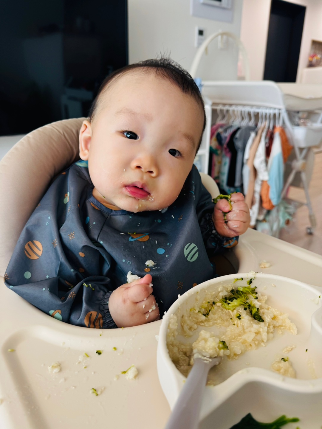 브로콜리와 닭고기죽을 먹으며 진지한 표정을 짓는 찬솔이의 BLW 식사 시간