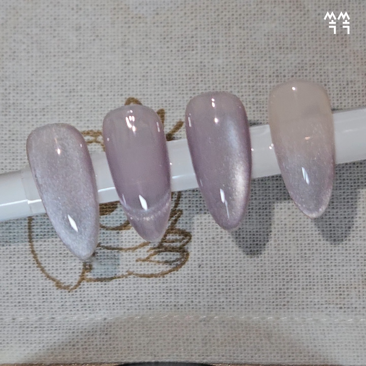 자석젤을 이용한 네일 디자인으로 기본모양,프렌치모양,유리알보양,그라데이션모양 4가지